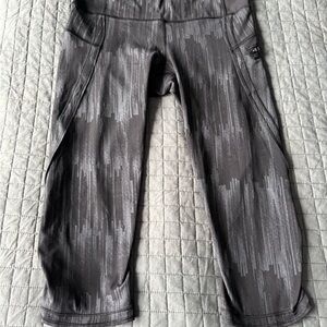 lululemon athletica Women’s size 4 Gray Patterned Black Capri Leggings